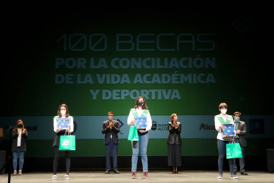 Representantes del consistorio y beneficiarios.