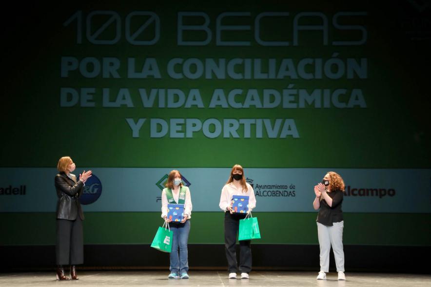 Entrega de becas por parte de Representantes del Consistorio.