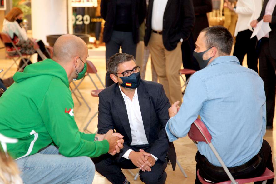 Presentación Equipos Fundal 2020 - Imagen del alcalde Sánchez Acera conversando con dos deportistas.