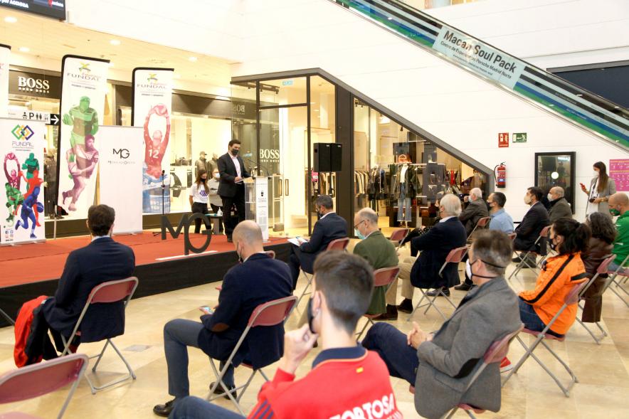 Presentación Equipos Fundal 2020 - Imagen lateral de los asistentes a la presentación y del  estrado con las banderolas.