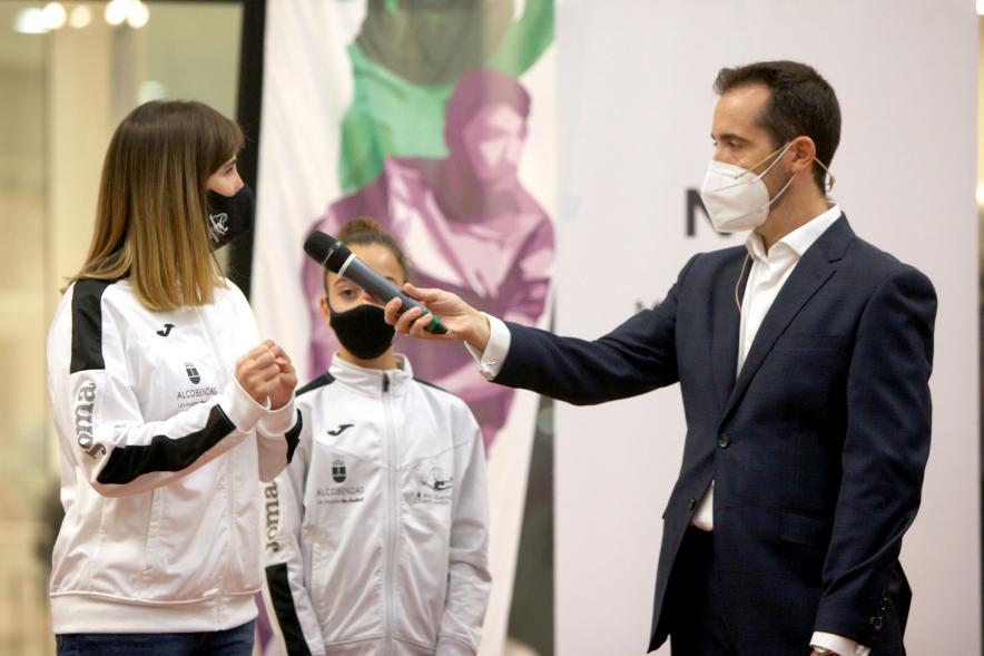 Presentación Equipos Fundal 2020 - Imagen del presentador Nacho Criado entrevistando a dos deportistas.
