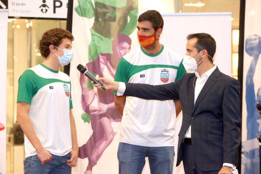 Presentación Equipos Fundal 2020 - Imagen del presentador Nacho Criado entrevistando a dos deportistas.