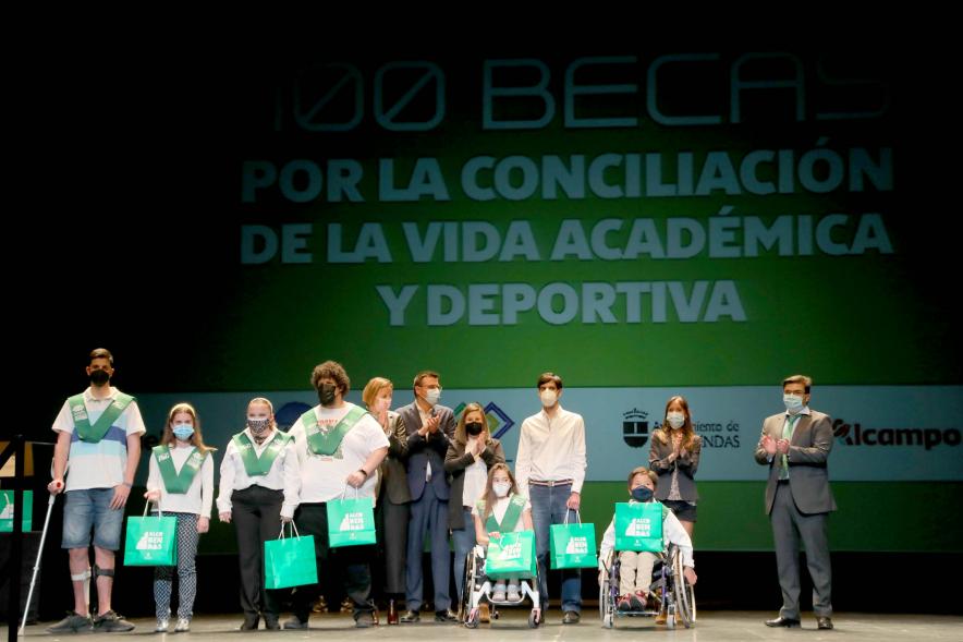 Entrega de las 100 Becas FUNDAL
