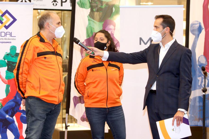 Presentación Equipos Fundal 2020 -  Primer plano de una deportista y su entrenador, siendo entrevistados por Nacho Criado.