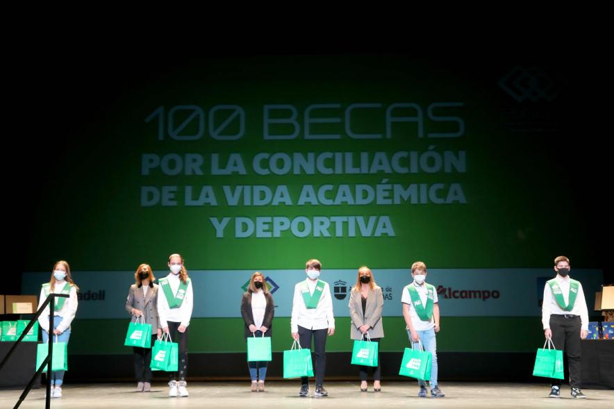 Entrega de  Becas FUNDAL .