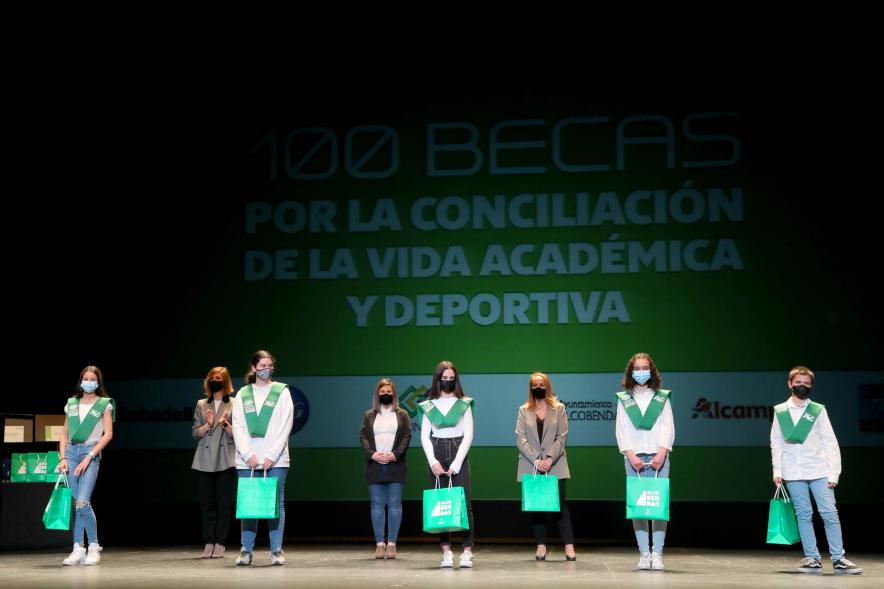 Entrega de  Becas FUNDAL .