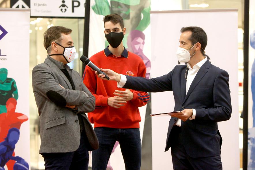 Presentación Equipos Fundal 2020 -  Primer plano de un deportista y su entrenador,  siendo entrevistados por Nacho Criado.