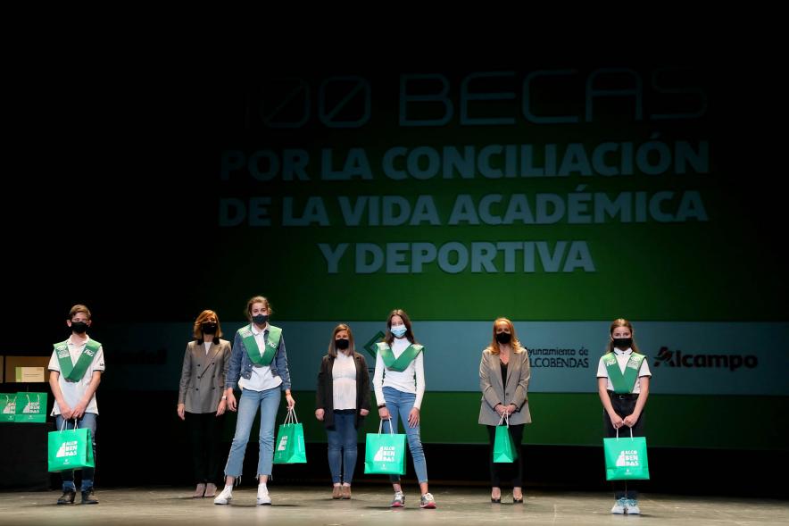 Entrega de  Becas FUNDAL .