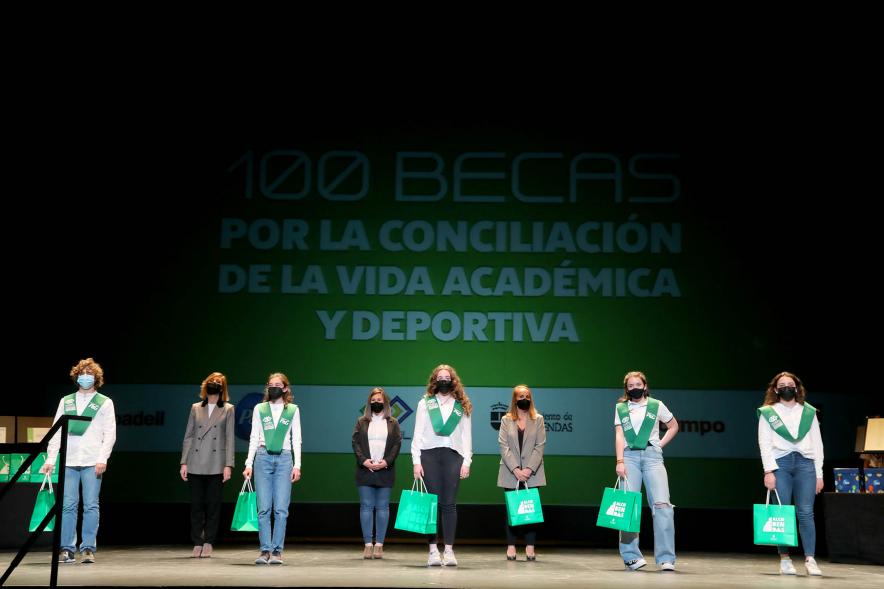 Entrega de  Becas FUNDAL .