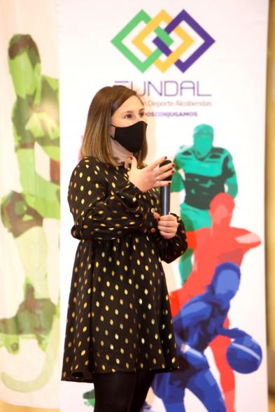 Presentación Equipos Fundal 2020 - Primer plano de la concejal de deportes María Espín con el micrófono.