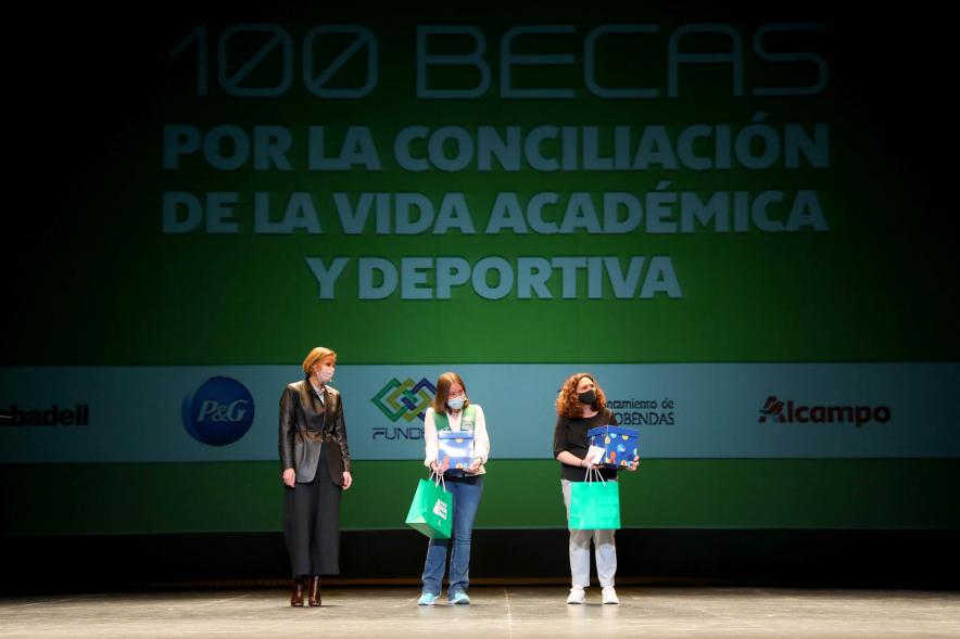 Representantes del consistorio en la Entrega de las 100 Becas FUNDAL .