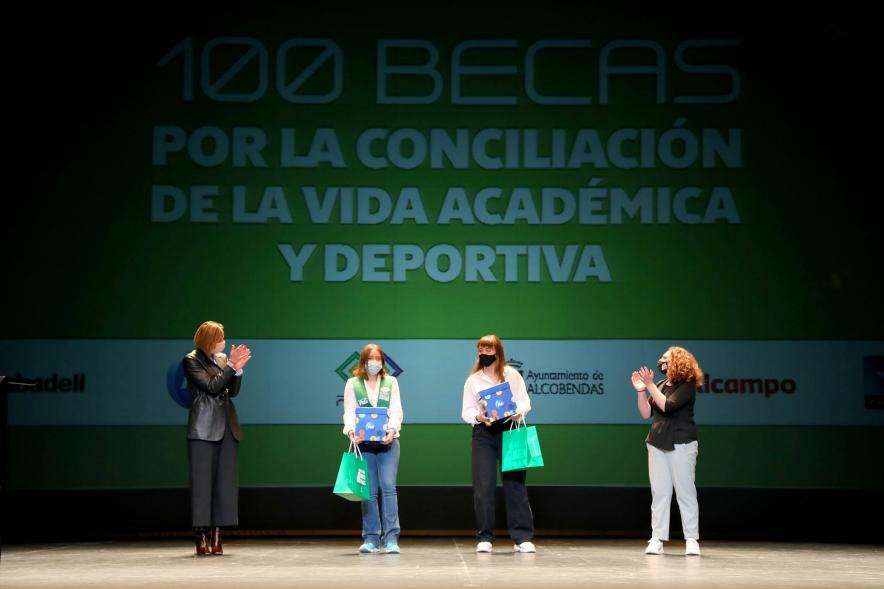 Representantes del consistorio haciendo entrega de las Becas FUNDAL.