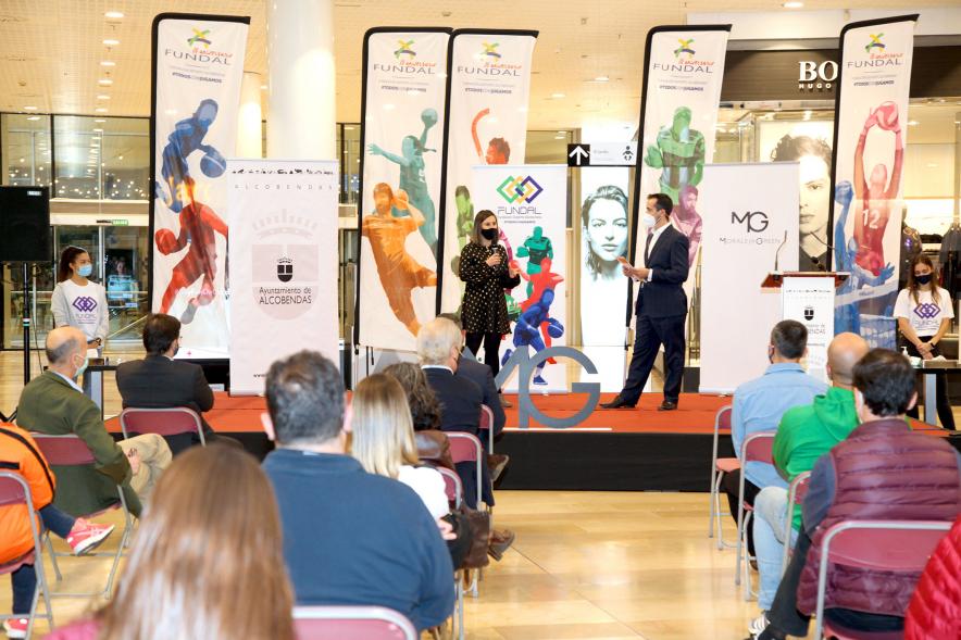 Presentación Equipos Fundal 2020 - Plano posterior de los asistentes, en  el estrado con la concejal Maria Espín y el presentador.