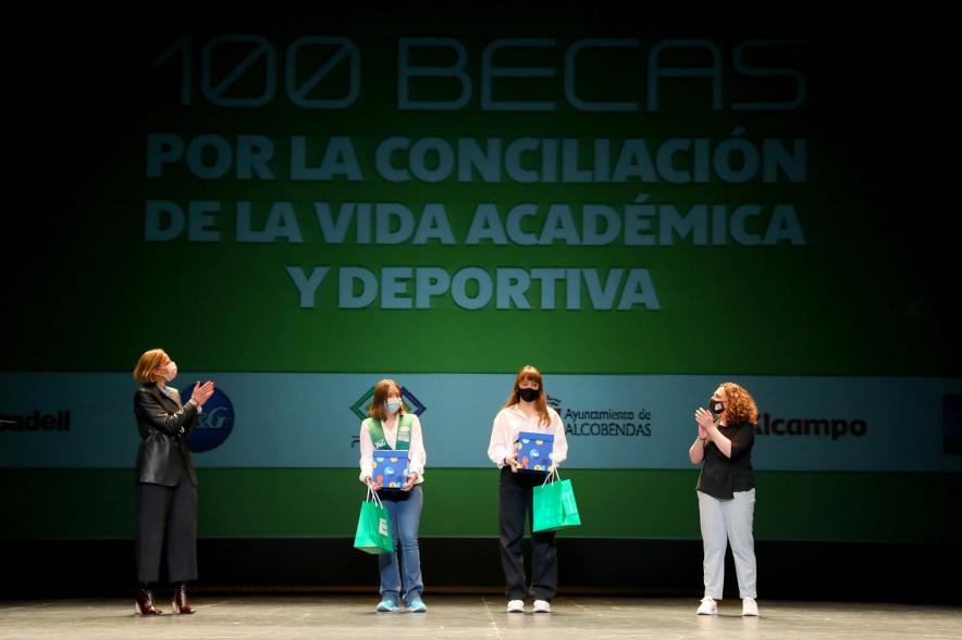 Representantes del consistorio haciendo entrega de las Becas FUNDAL.