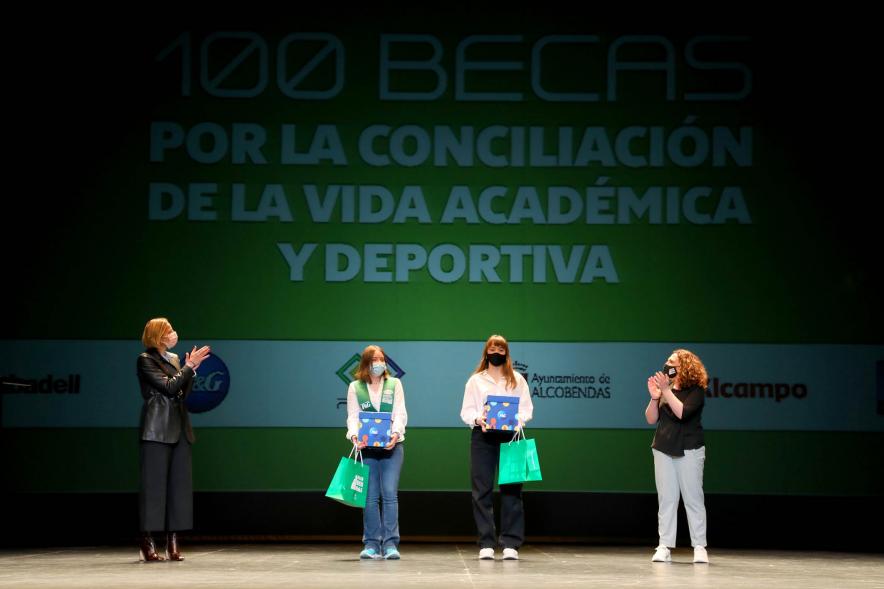Representantes del consistorio haciendo entrega de las Becas FUNDAL.