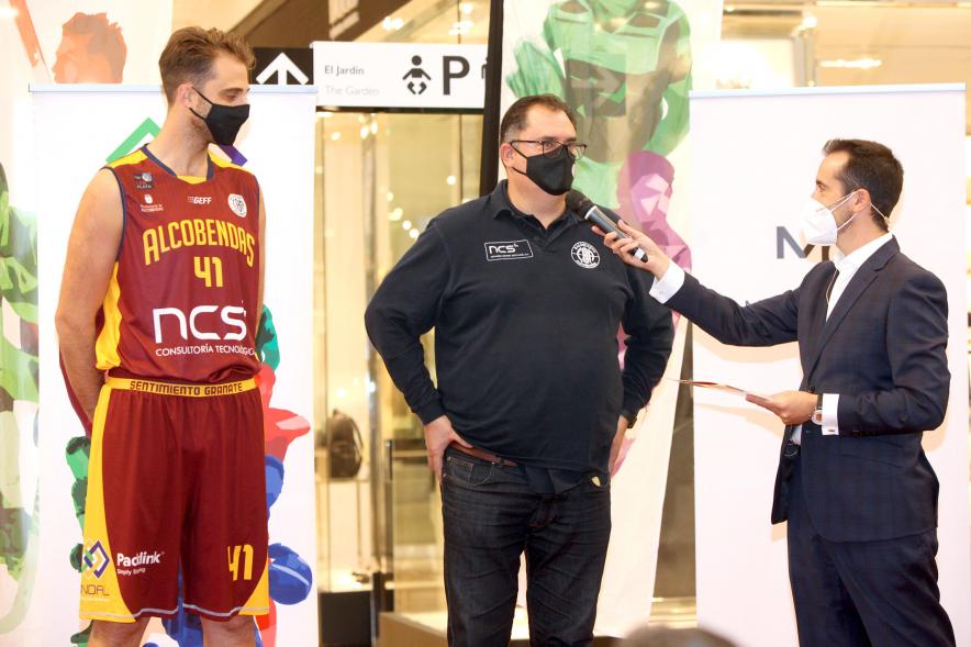 Presentación Equipos Fundal 2020 -  Primer plano de varios deportistas siendo entrevistados por Nacho Criado.