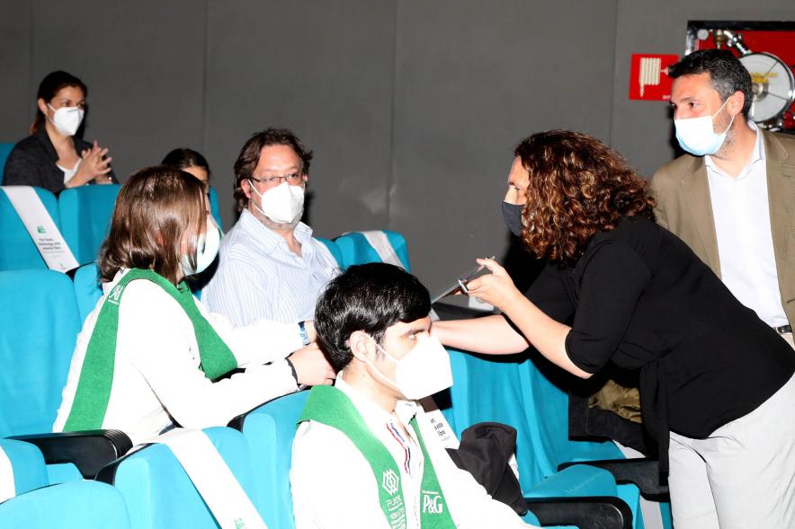 Representantes del consistorio haciendo entrega de las Becas FUNDAL.