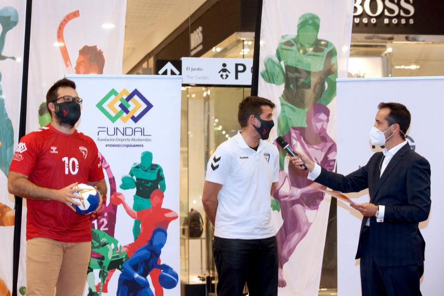 Presentación Equipos Fundal 2020 -  Primer plano de varios deportistas siendo entrevistados por Nacho Criado.