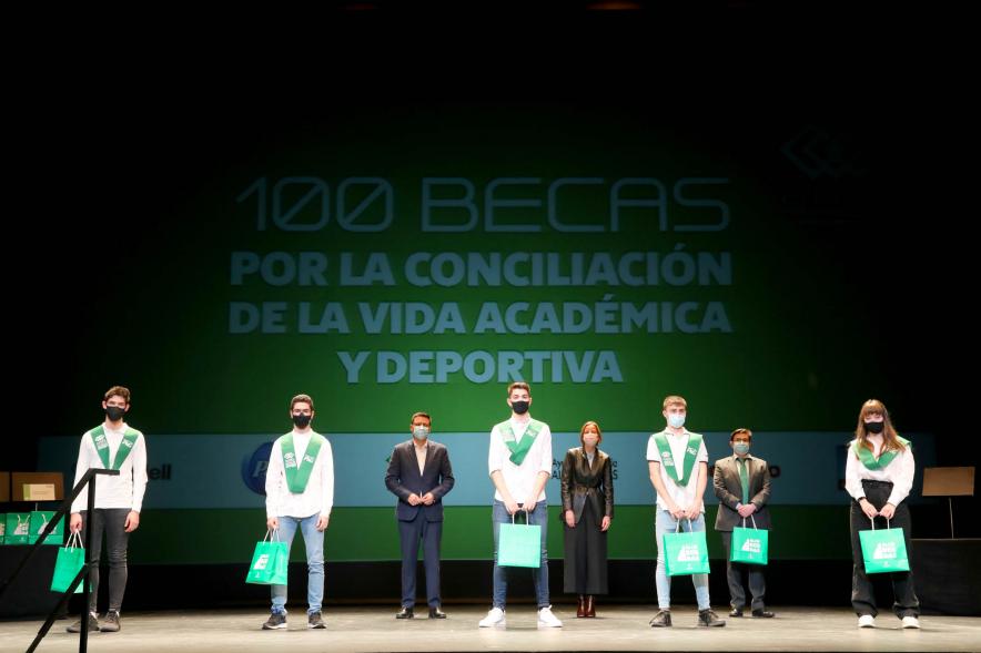 Representantes del consistorio haciendo entrega de las Becas FUNDAL.