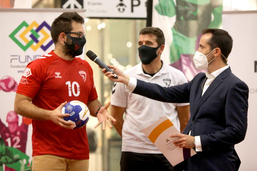 Presentación Equipos Fundal 2020 - Primer plano de varios deportistas  entrevistados por Nacho Criado.