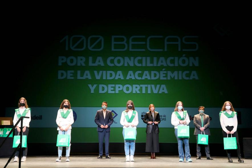 Representantes del consistorio haciendo entrega de las Becas FUNDAL.