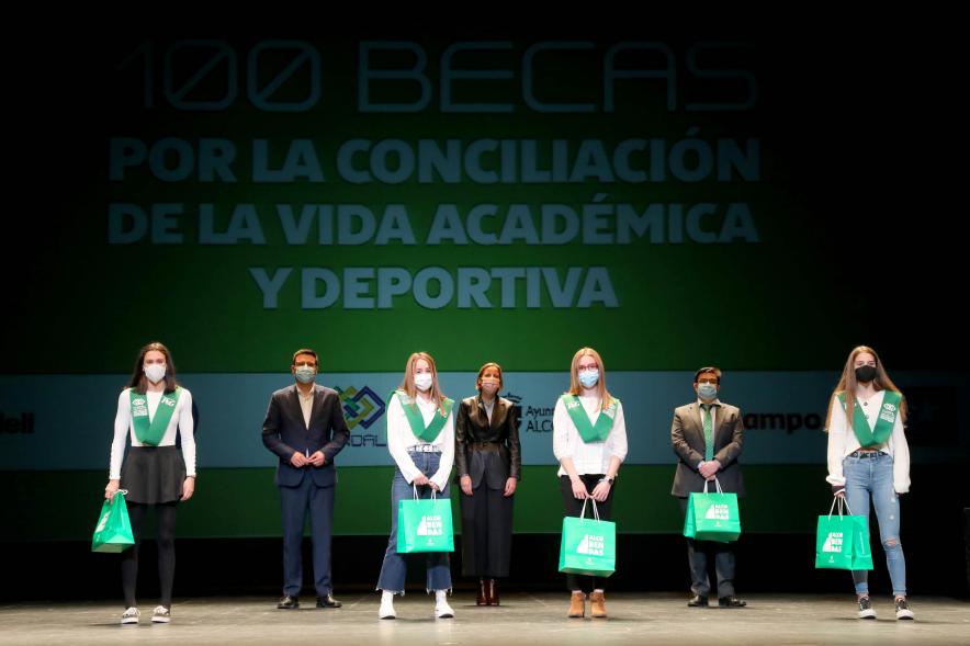 Representantes del consistorio haciendo entrega de las Becas FUNDAL.
