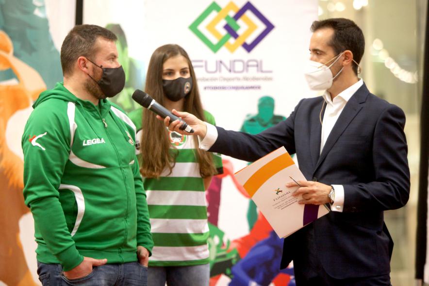 Presentación Equipos Fundal 2020 -Primer plano de una deportista y su entrenador, siendo entrevistados por Nacho Criado.