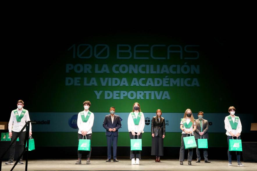 Representantes del consistorio haciendo entrega de las Becas FUNDAL.