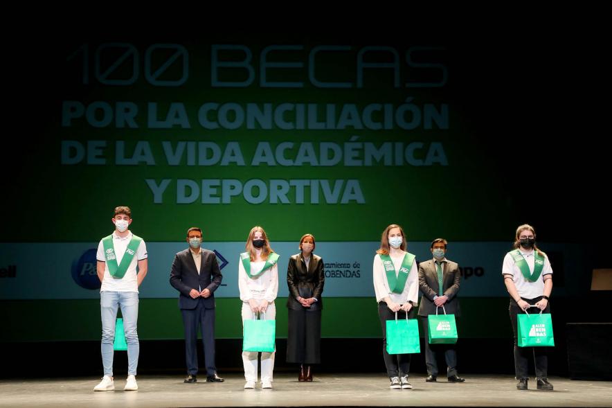 Representantes del consistorio haciendo entrega de las Becas FUNDAL.