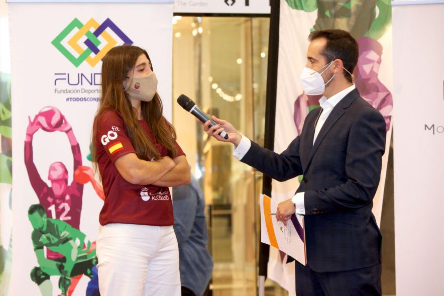 Presentación Equipos Fundal 2020 - Primer plano de la entrevista de Nacho Criado a una deportista.