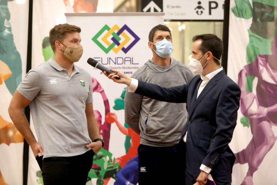 Presentación Equipos Fundal 2020 - Primer plano de varios deportistas siendo entrevistados por Nacho Criado.