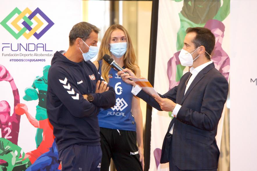 Presentación Equipos Fundal 2020 - Primer plano de varios deportistas siendo entrevistados por Nacho Criado.