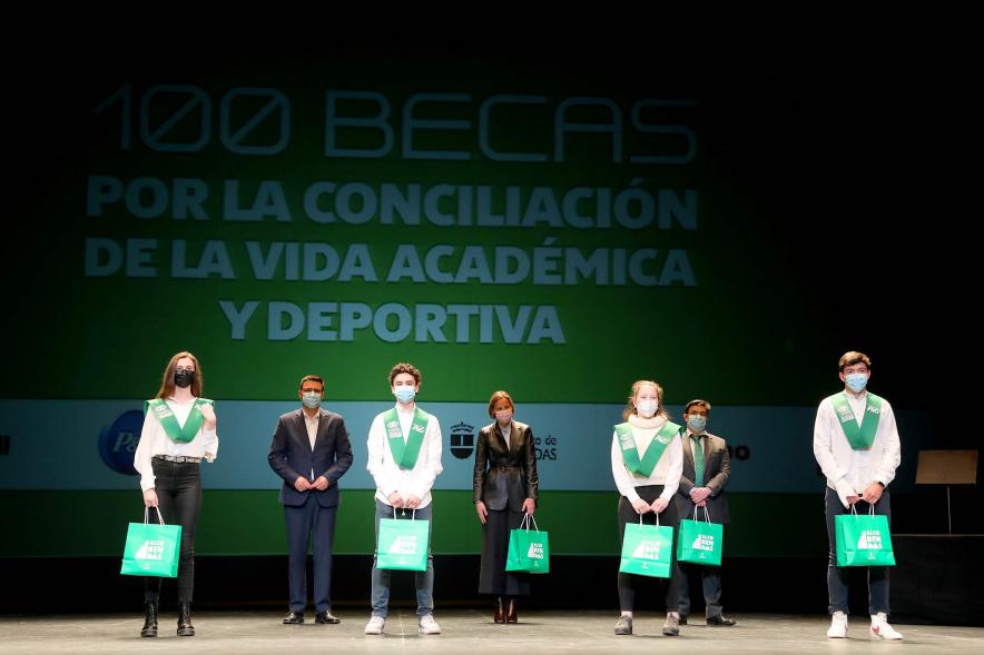 Representantes del consistorio haciendo entrega de las Becas FUNDAL.
