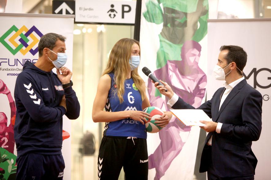 Presentación Equipos Fundal 2020 - Primer plano de varios deportistas siendo entrevistados por Nacho Criado.