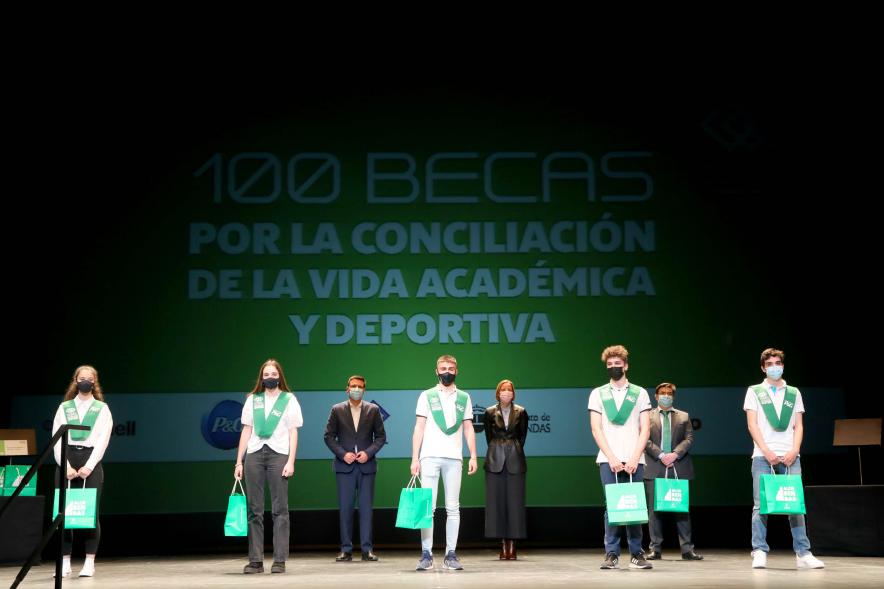 Representantes del consistorio haciendo entrega de las Becas FUNDAL.