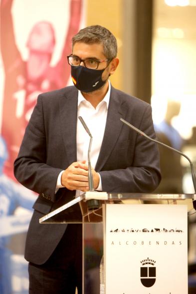 Presentación Equipos Fundal 2020 - Primer plano del  alcalde Sánchez Acera  en el micrófono.