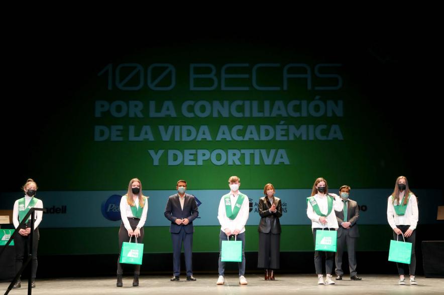 Representantes del consistorio haciendo entrega de las Becas FUNDAL.