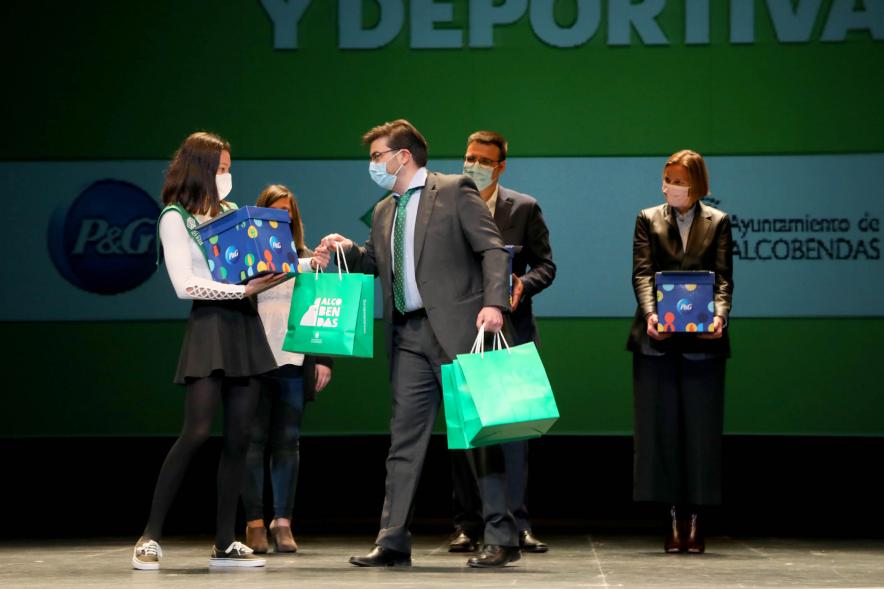 Representantes del consistorio haciendo entrega de las Becas FUNDAL.