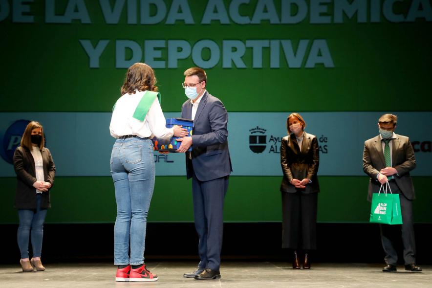 Representantes del consistorio haciendo entrega de las Becas FUNDAL.