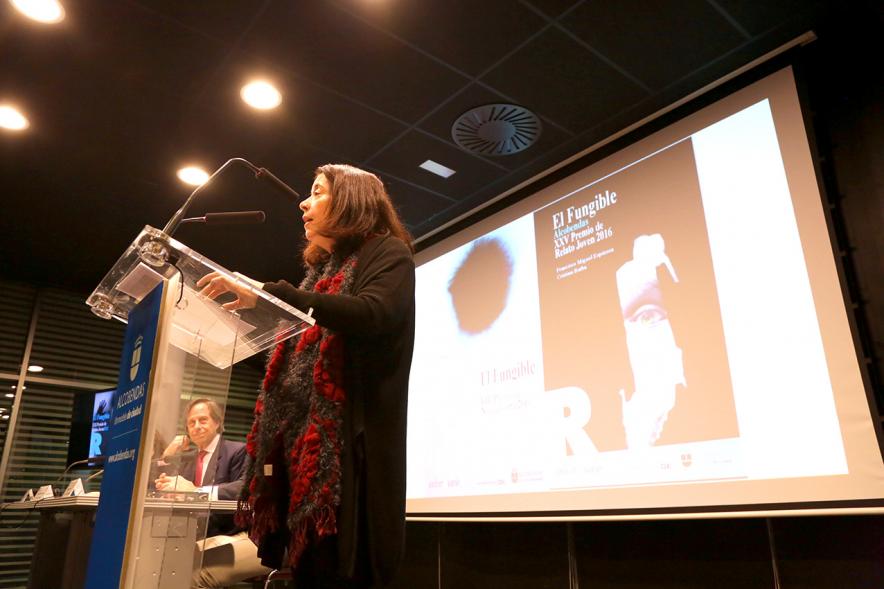 Presentación de El Fungible 2016 -  Presentadora en  el escenario.
