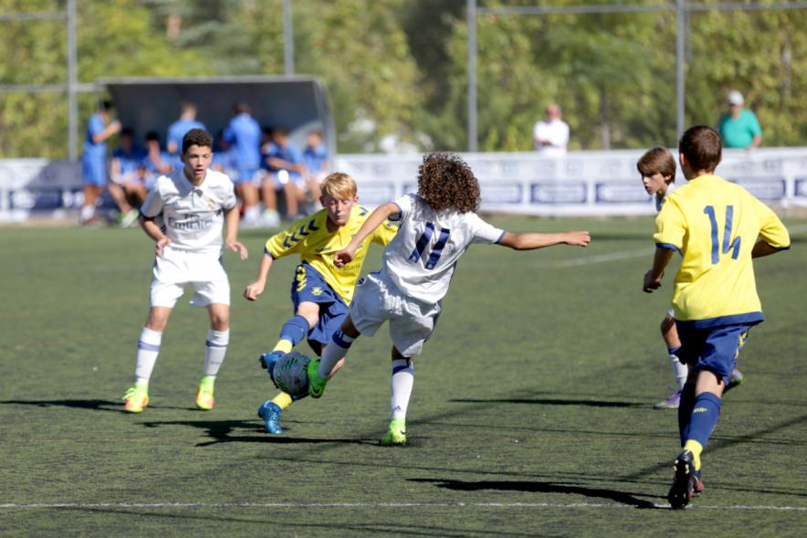 Jugadores de ambos equipos golpean a la vez el balón