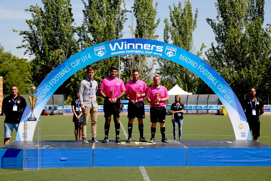 Torneo Internacional de Fútbol Madrid Football Cup U14 - Imagen de un momento de la entrega de trofeos.