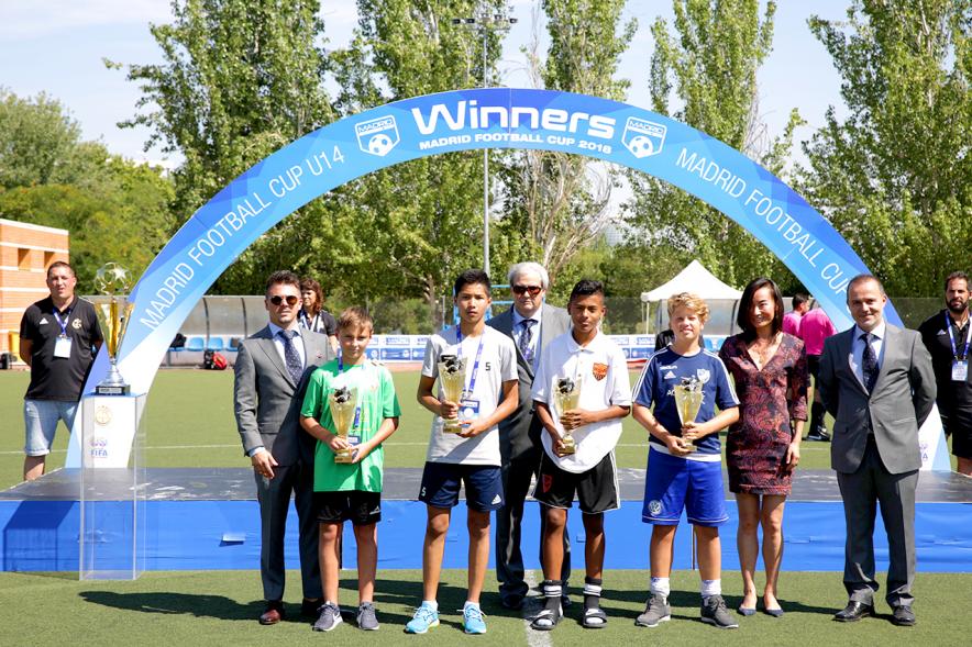 Torneo Internacional de Fútbol Madrid Football Cup U14 - Imagen de un momento de la entrega de trofeos.