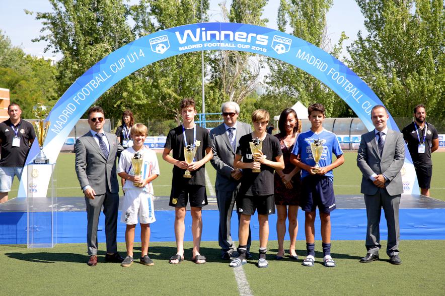 Torneo Internacional de Fútbol Madrid Football Cup U14 - Imagen de un momento de la entrega de trofeos.
