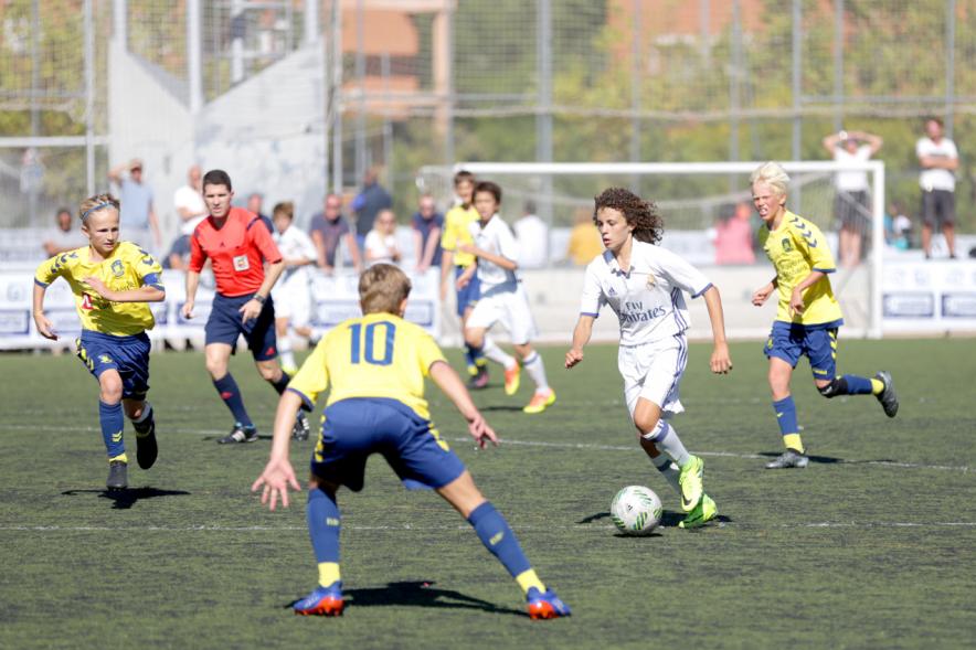 David de la Víbora conduciendo un balón