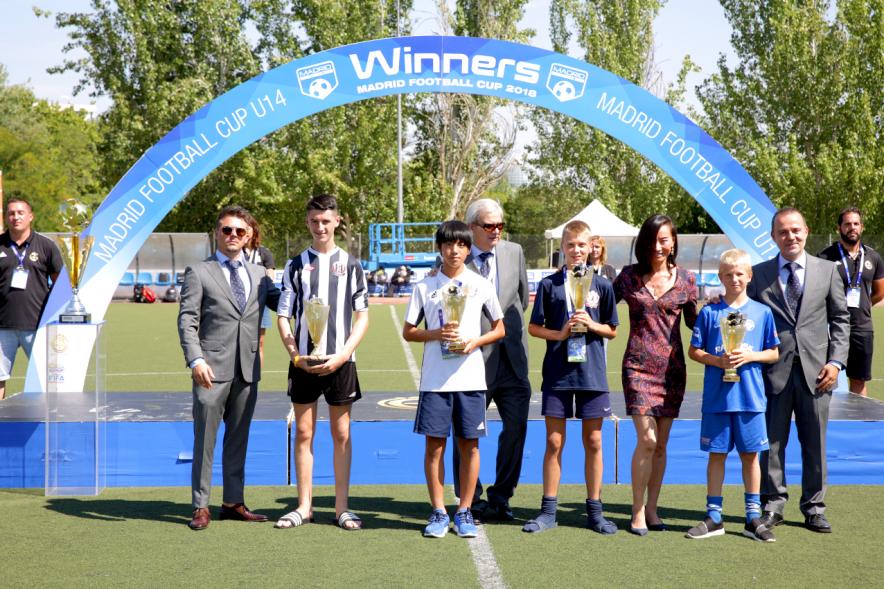 Torneo Internacional de Fútbol Madrid Football Cup U14 - Imagen de un momento de la entrega de trofeos.