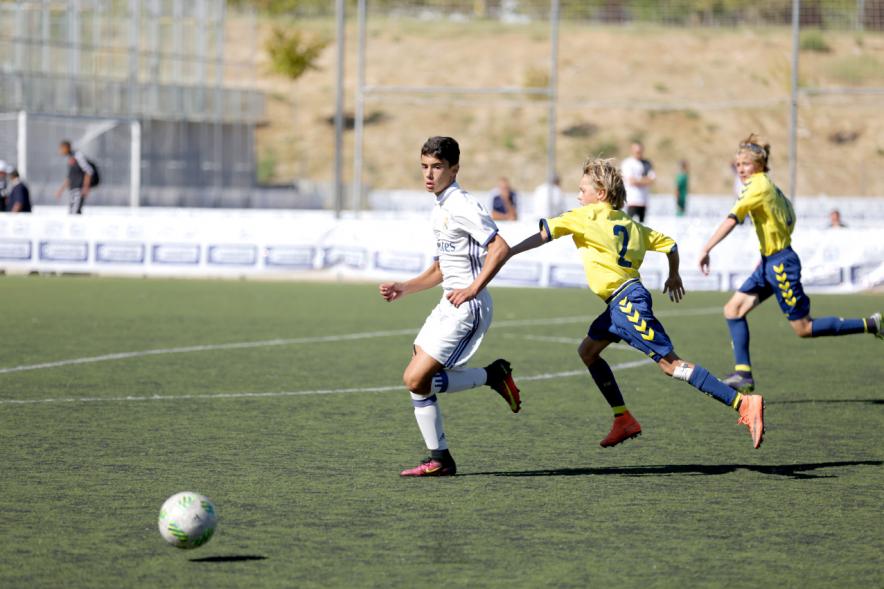 Jugadores luchan por un balón