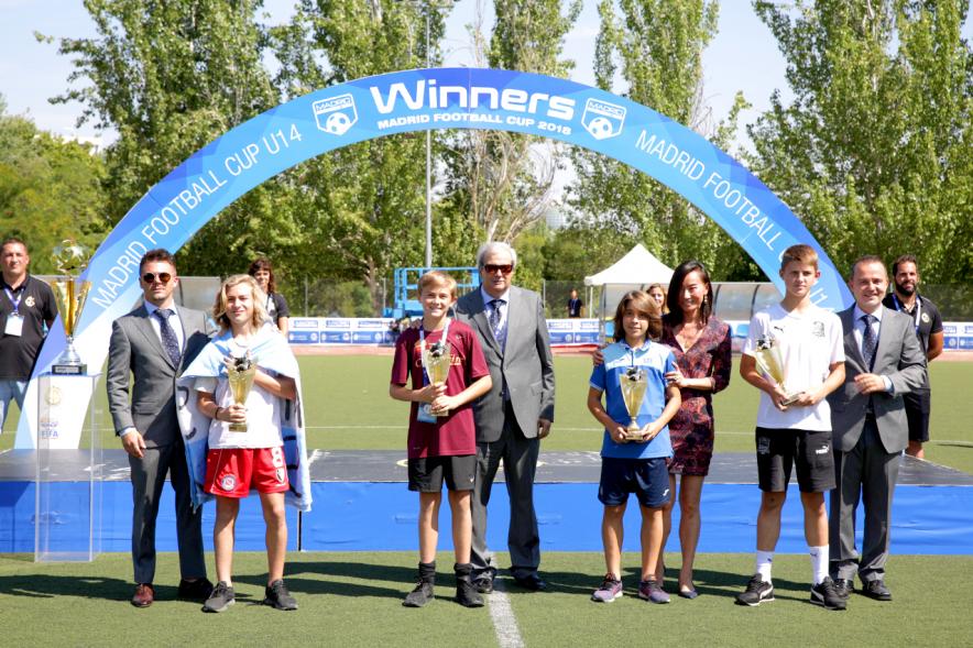 Torneo Internacional de Fútbol Madrid Football Cup U14 - Imagen de un momento de la entrega de trofeos.