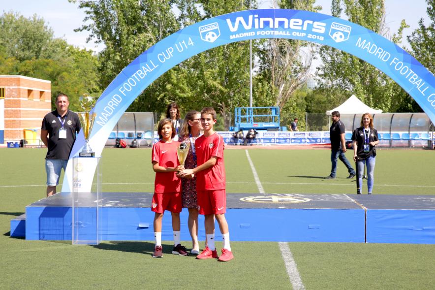 Torneo Internacional de Fútbol Madrid Football Cup U14 - Imagen de dos miembros del equipo subcampeón recibiendo el trofeo.