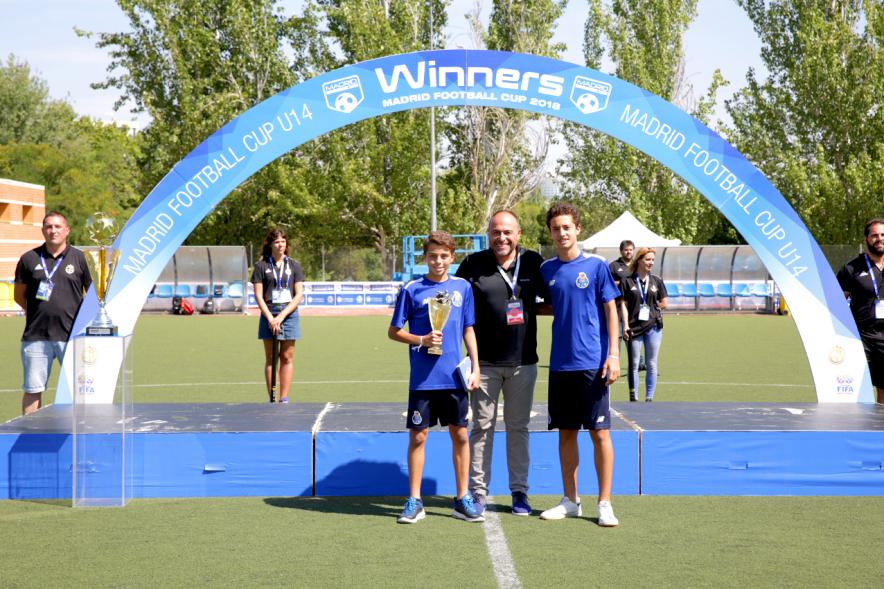 Torneo Internacional de Fútbol Madrid Football Cup U14 - Imagen de un momento de la entrega de trofeos.